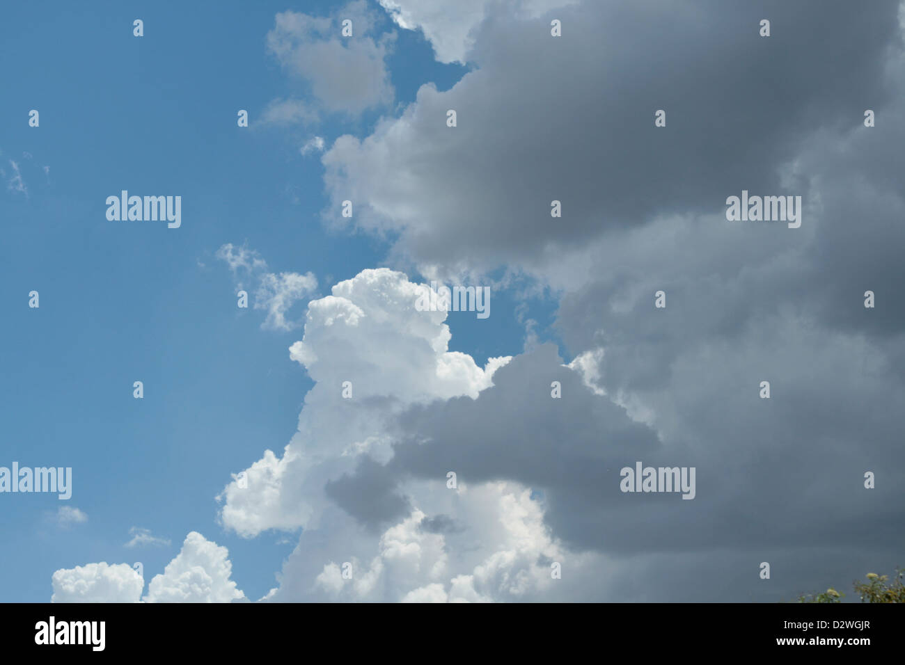 Weiße und graue Wolken am blauen Himmel Stockfoto