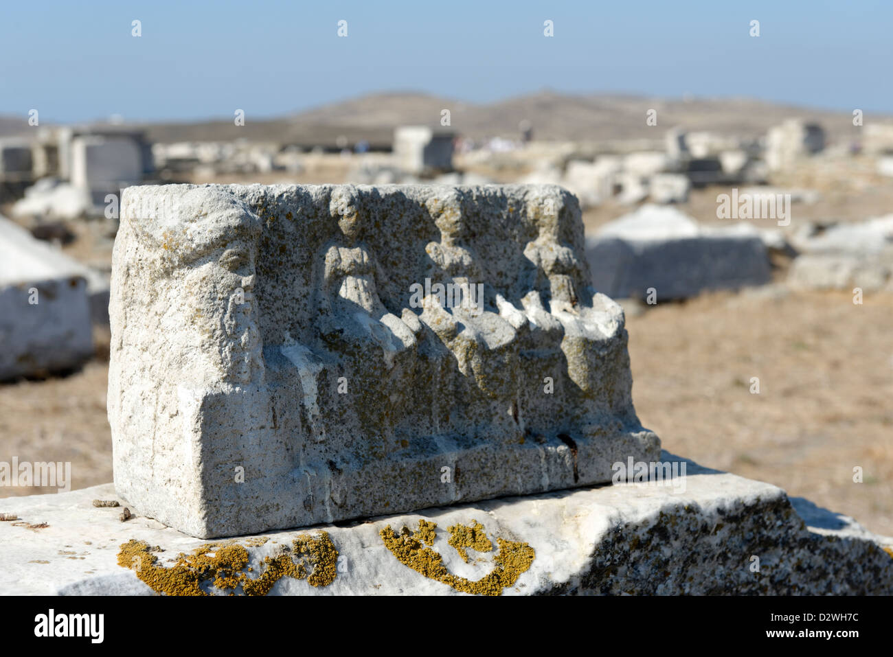 Delos. Griechenland. Die kleinen komplizierten Stein geschnitzt Relief den minoischen Brunnen. Es zeigt den Kopf eines Flusses Gott und drei Nymphen. Stockfoto