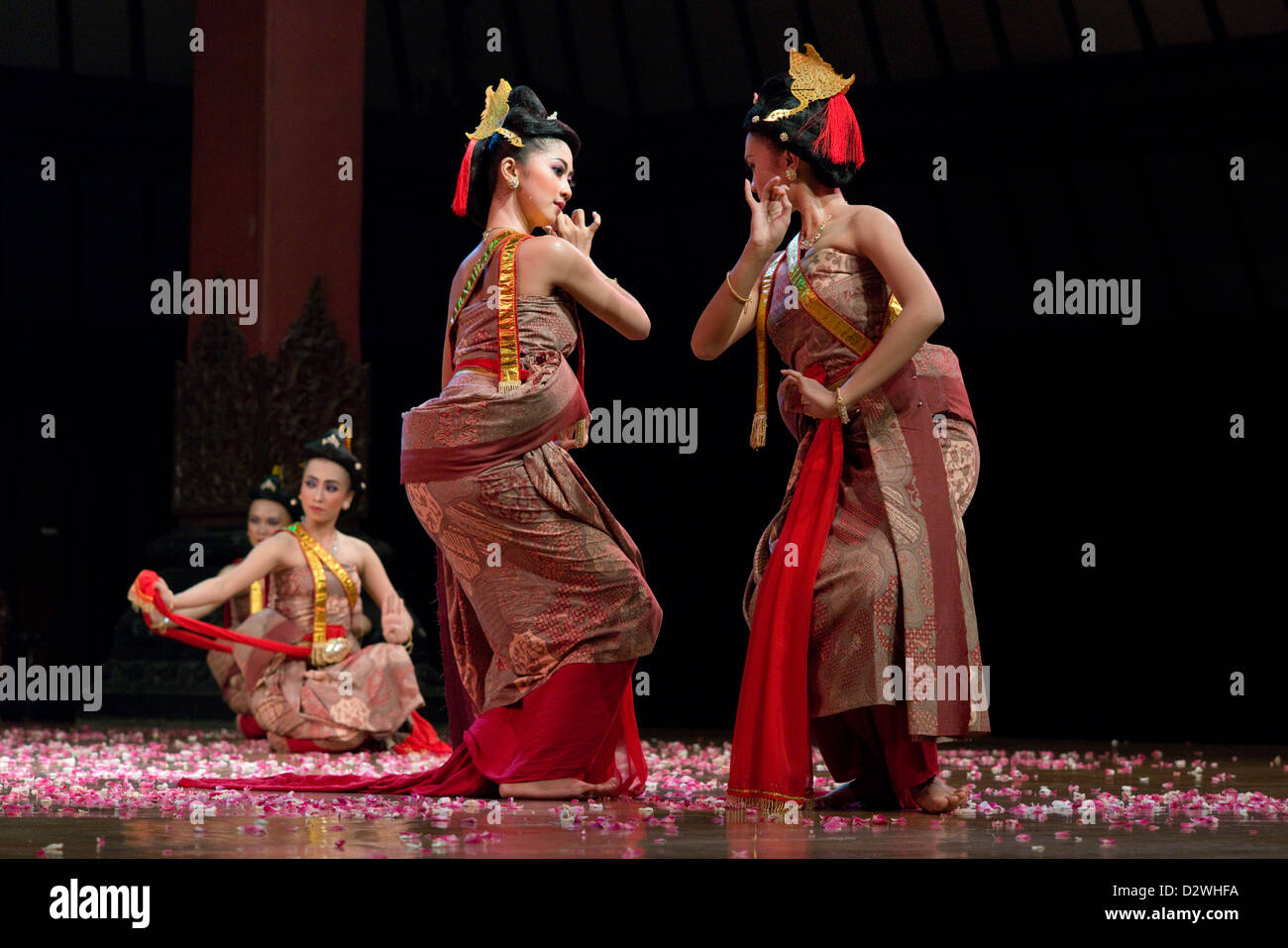 Javanische Tänzerinnen führen eine höfische Behaya Form des Tanzes in Solo (Surakarta), Java, Indonesien Stockfoto