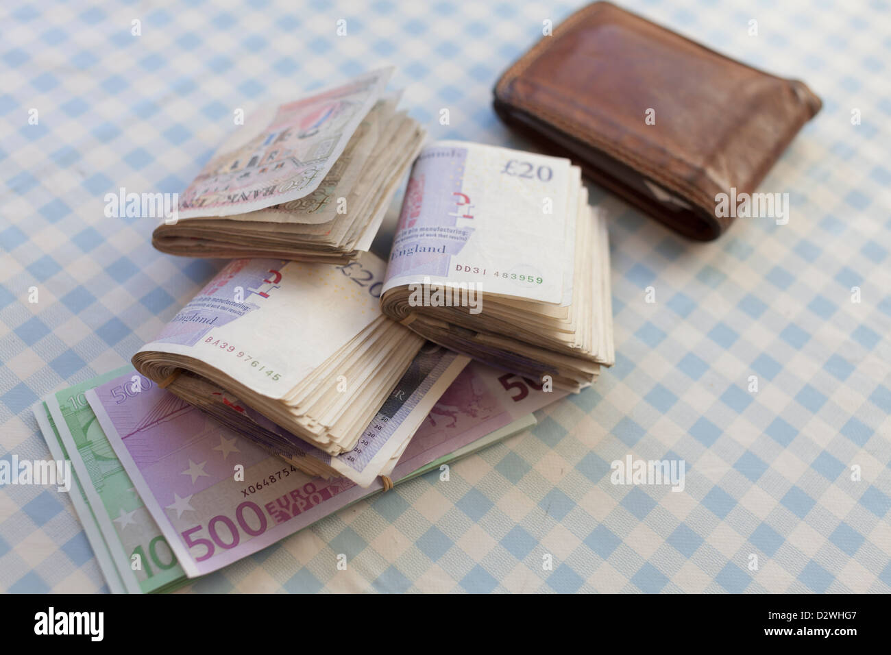 Bargeld - Euro und britische Pfund-Banknoten Stockfoto