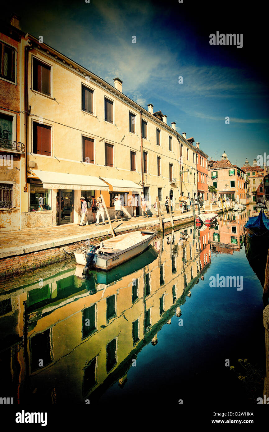 Häuser spiegelt sich auf einem Kanal, Dorsoduro, Venedig, Italien. Stockfoto