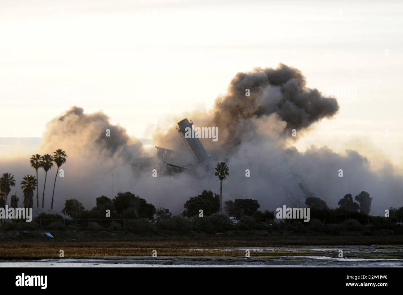 2. Februar 2013 - fällt Chula Vista, Kalifornien, USA - The South Bay Power Plant, eine feste Größe in der Landschaft an der San Diego Bucht seit Jahren auf den Boden in einer Wolke aus Rauch und Staub nach wird implodierte. Der 53 Jahre alte Kraftwerk durchtrennt als Generator Strom für einen Großteil des San Diego County vor 2010 stillgelegt wird. (Kredit-Bild: © Earl S. Cryer/ZUMAPRESS.com) Stockfoto