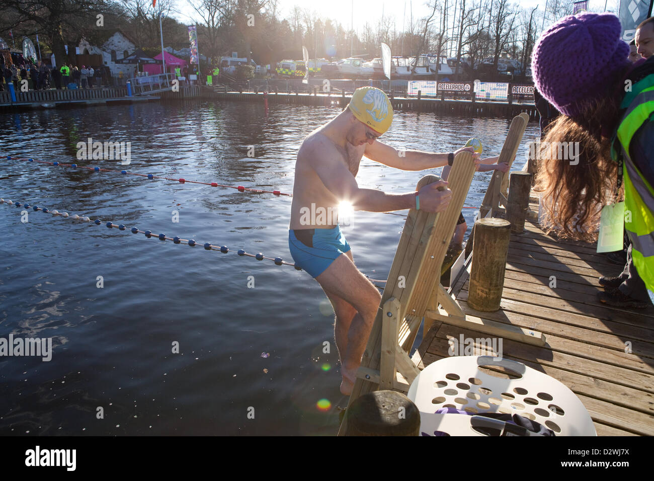 See-Windemere, Cumbria, UK. 2. Februar 2013. Chillswim Veranstaltung in Lake Windermere, Lake District. Menschen antreten in kaltem Wasser schwimmen Rennen. Josh Varty. Stockfoto