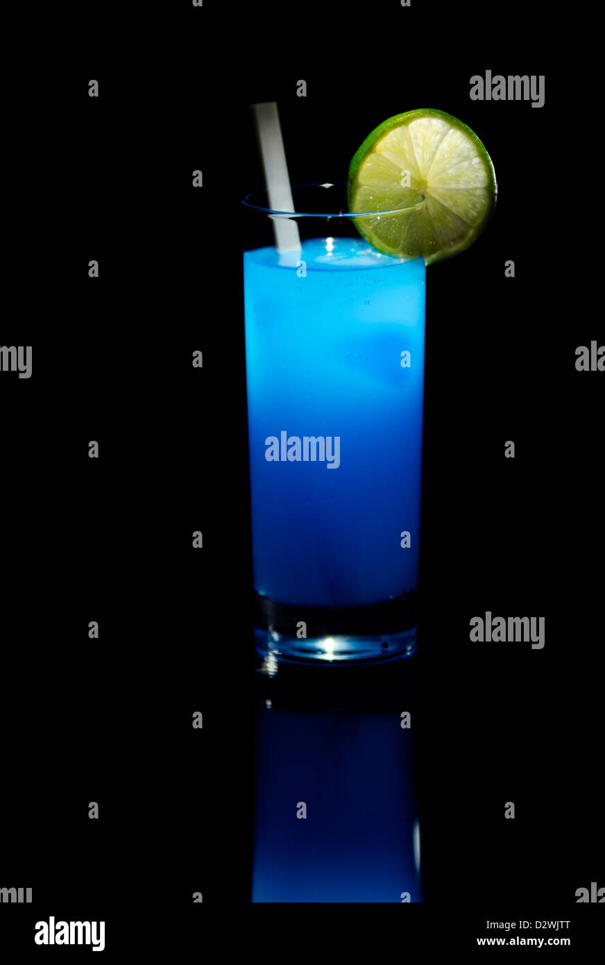 Blaue kalte und erfrischende Getränk mit einem weißen Stock und Kalk. Sichtbare Reflexion. Stockfoto