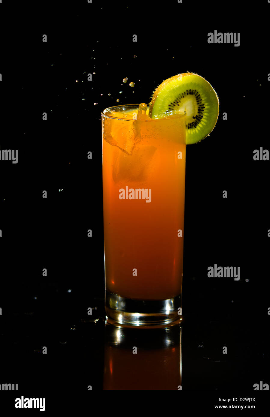 Orange mit Spritzwasser Eiswürfel trinken. Stockfoto