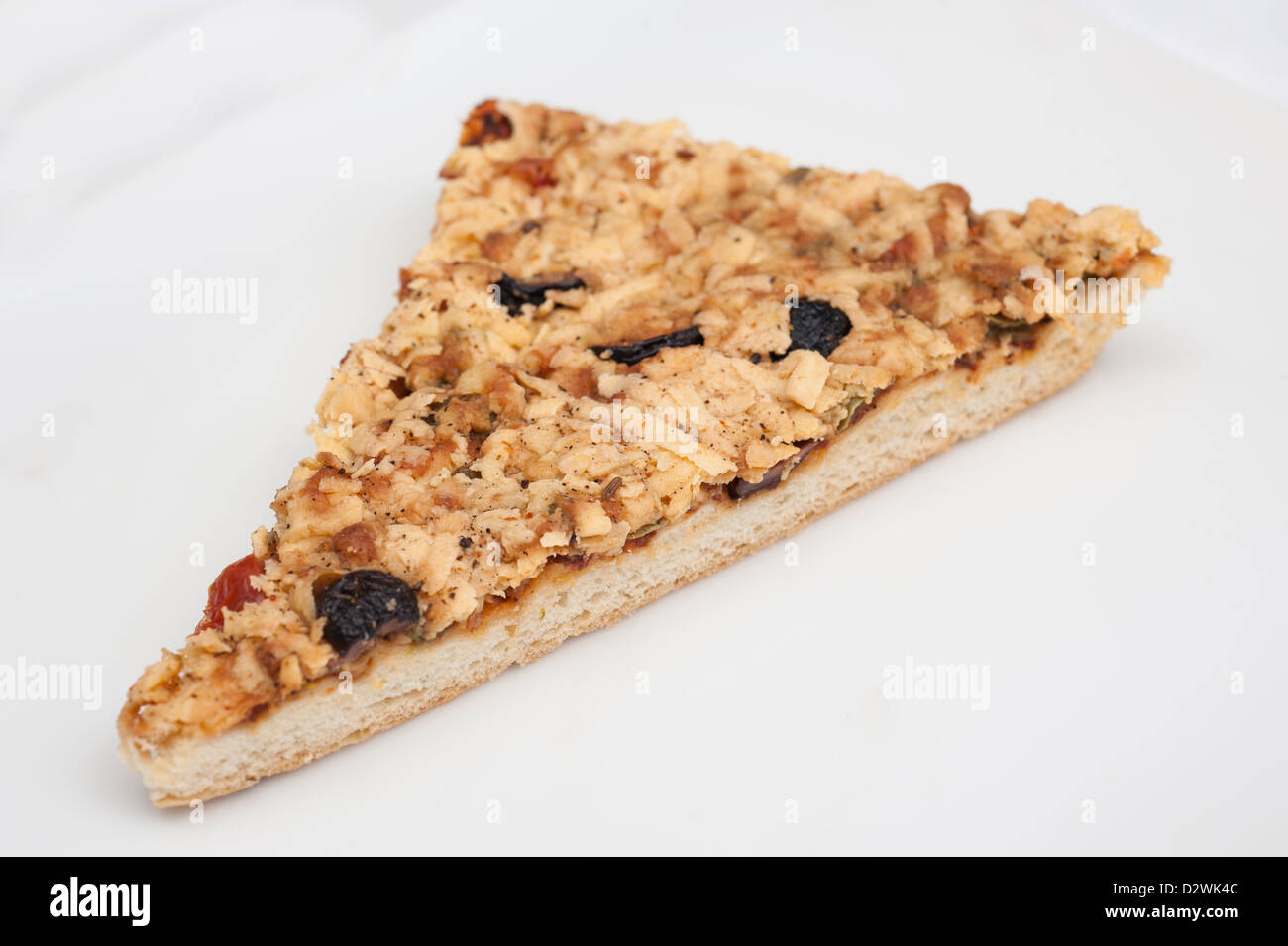 Stück Pizza auf dem weißen Hintergrund isoliert Stockfoto