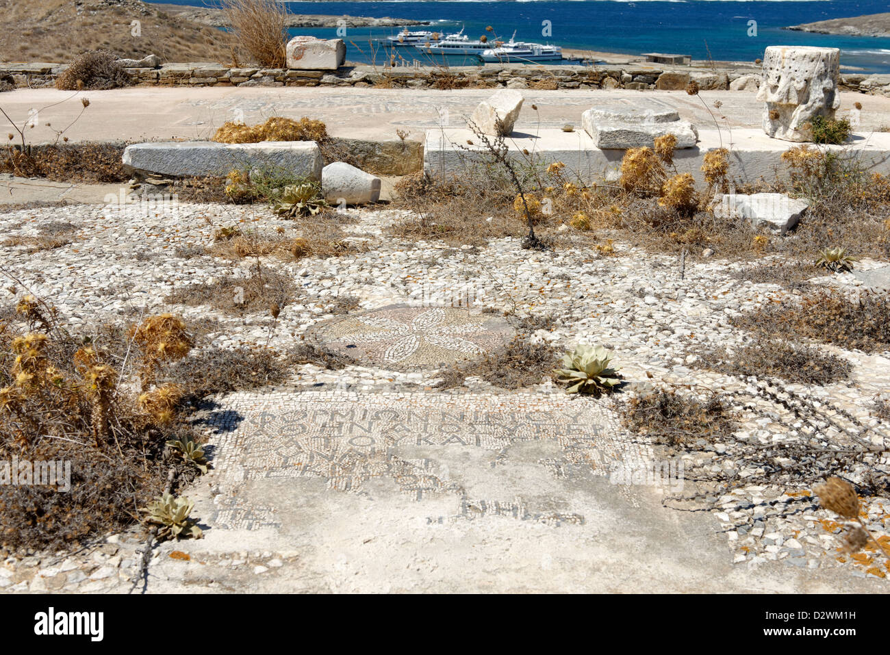 Delos. Griechenland. Die rechteckigen Exedra mit Mosaik in der Wallfahrtskirche der syrischen Götter. Stockfoto