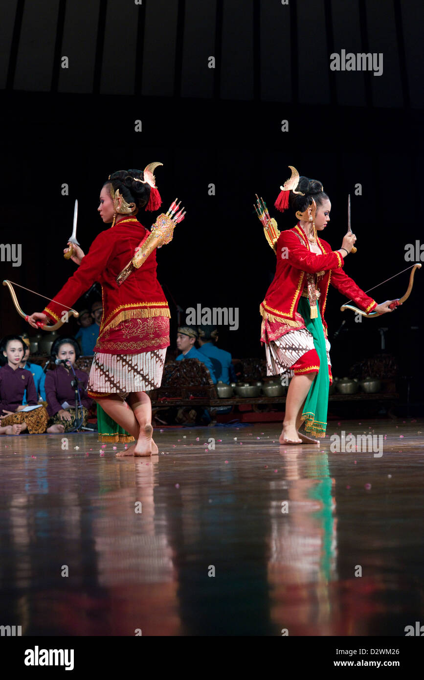 Javanische Tänzerinnen führen einen Tanz mit Szenen aus dem Ramayana in Solo (Surakarta), Java, Indonesien Stockfoto