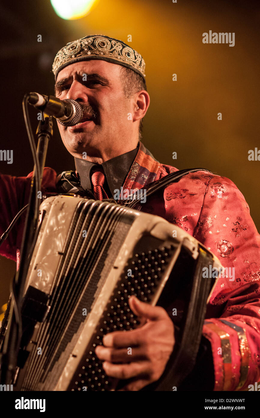 Israel. Ein Mitglied der Alaev Familie, ein Mehrgenerationen-Ensemble spielt traditionellen Musik aus Buchara, live auf der Bühne. Stockfoto