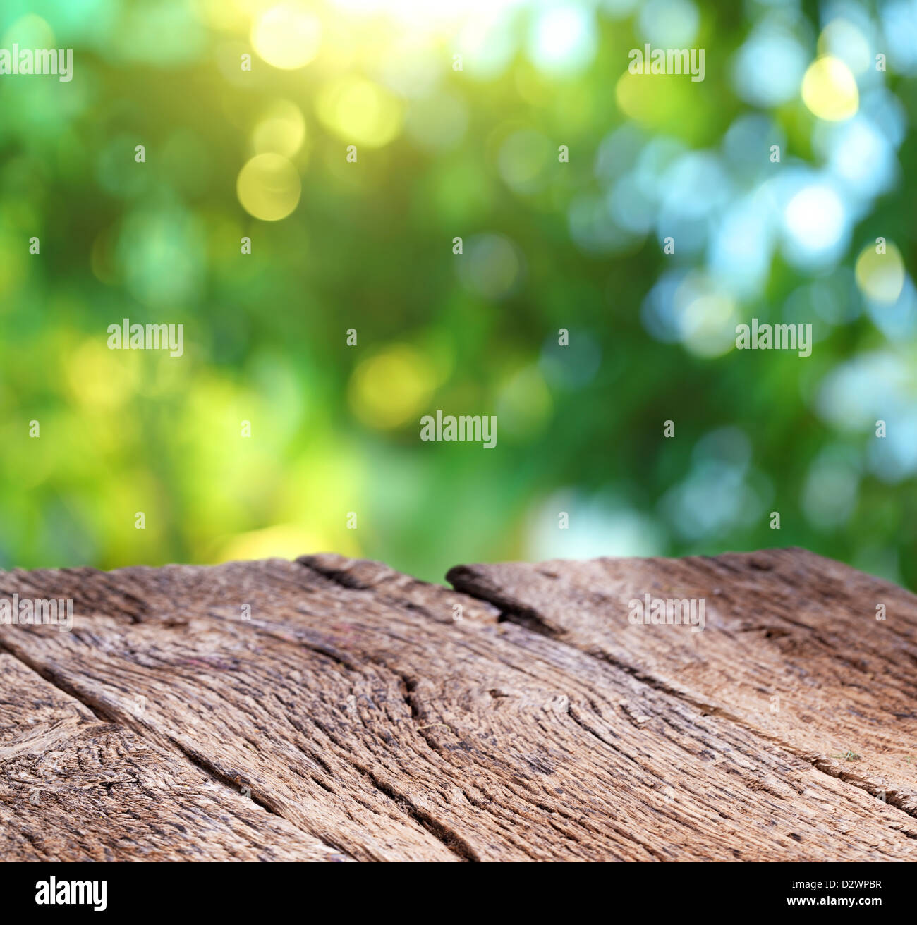 Hintergrund der Natur mit einem alten Holzbrett zu verwischen. Stockfoto