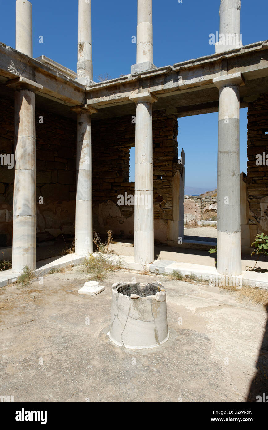 Delos. Griechenland. Nach Ansicht des Gerichts interne elegante dorischen Säulenhalle des mehrgeschossigen Haus Hermes. Stockfoto