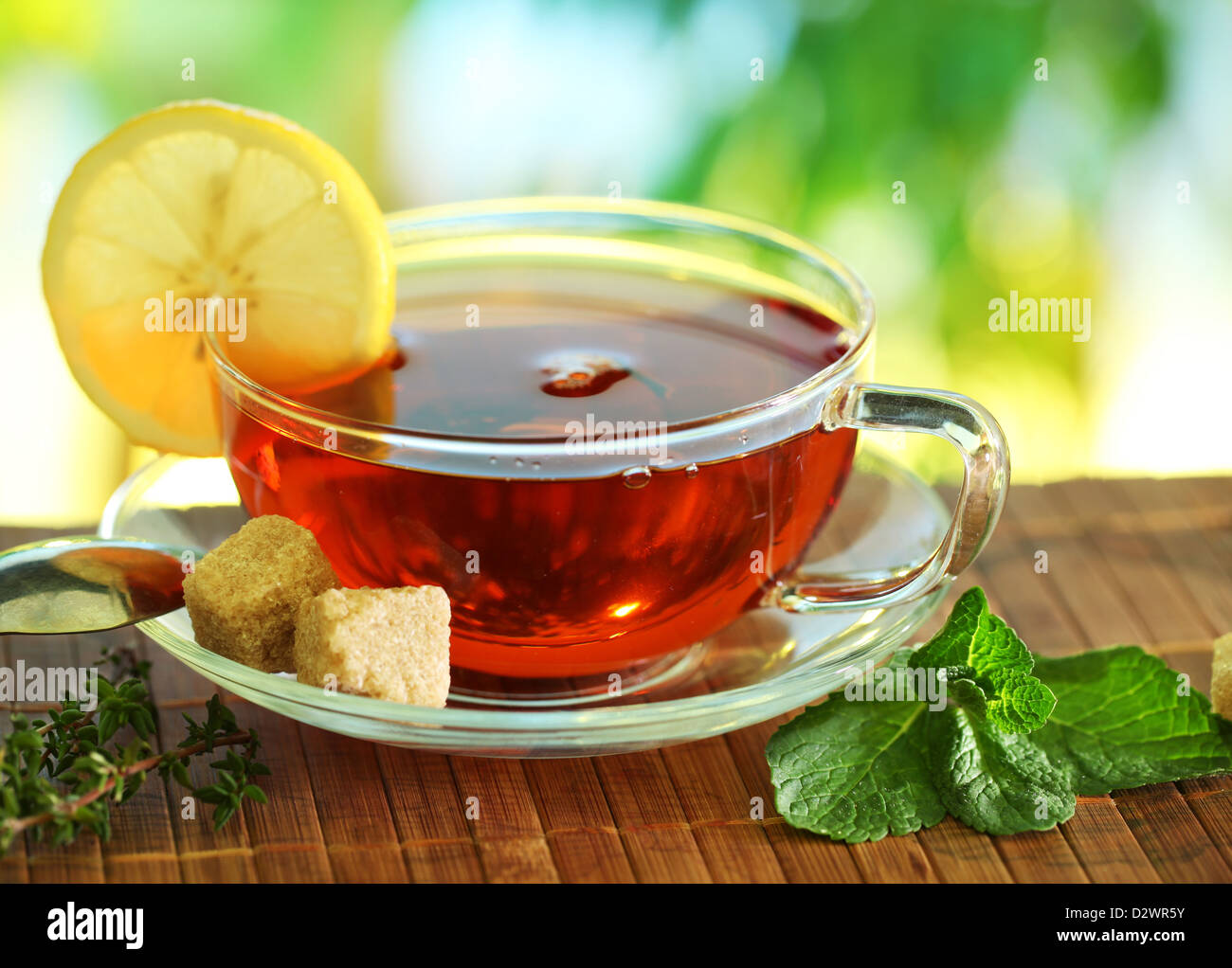 Tasse Tee auf der Natur der Hintergrund jedoch unscharf Stockfotografie -  Alamy