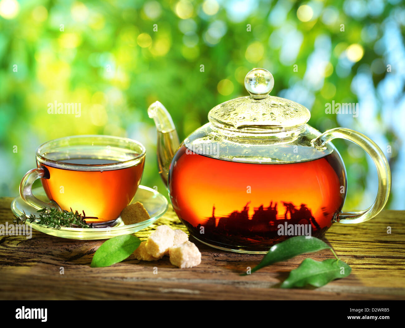 Tasse Tee und Teekanne auf einem unscharfen Hintergrund der Natur. Stockfoto