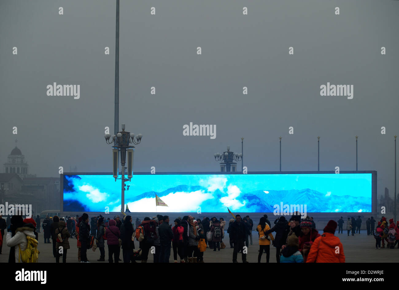 Riesige LED in dicker Nebel in Pekings Platz des himmlischen Friedens. 30. Januar 2013 Stockfoto