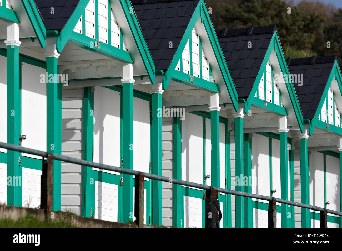 Reihe von Strandhütten auf der Südküste von Wales, nach der Sanierung Stockfoto