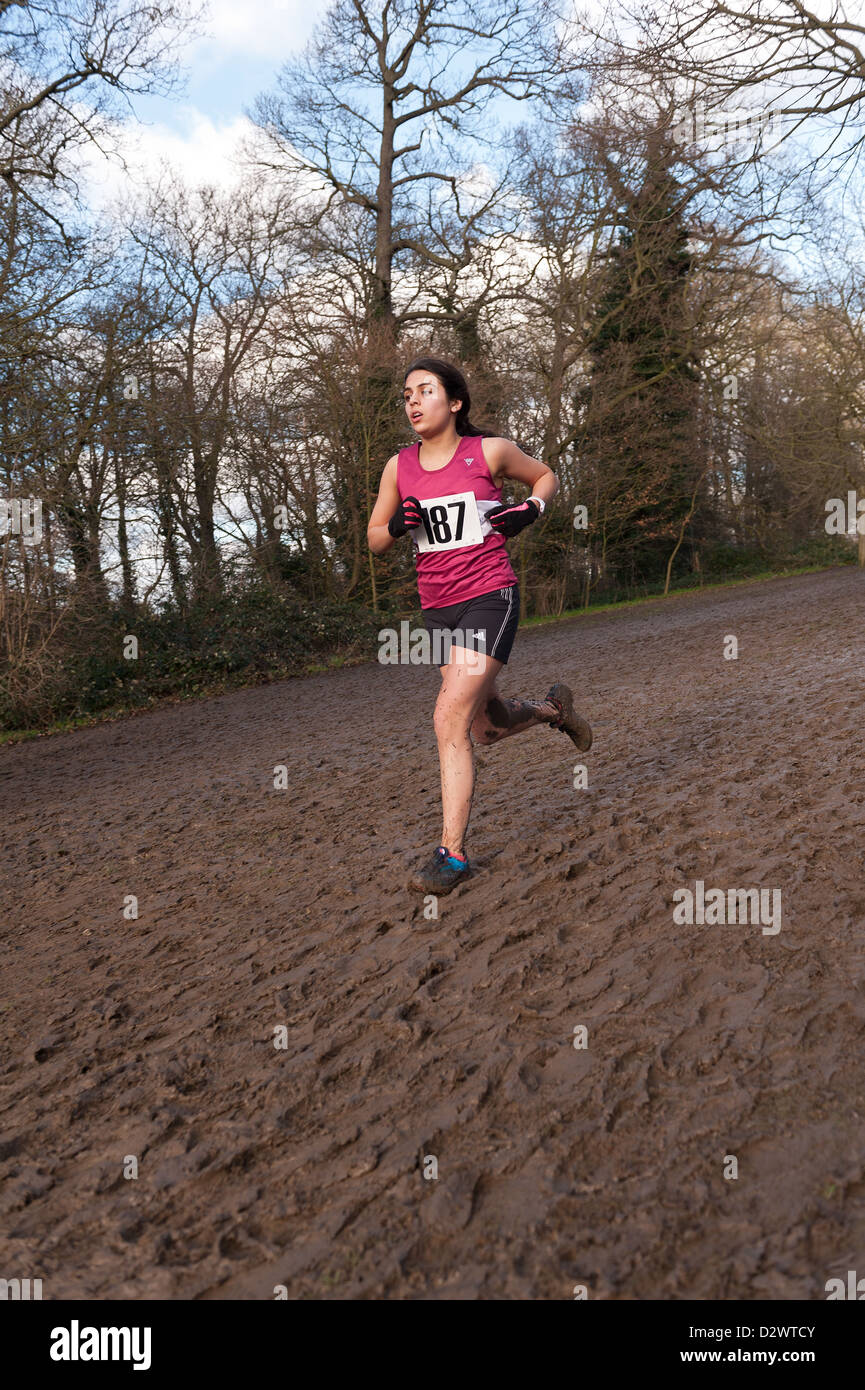 Cross Country Championships senior und Inter Mailand Jugend Mädchen extrem Bedingungen schlammigen auf einen Hang schreitend auf fertig stellen Stockfoto