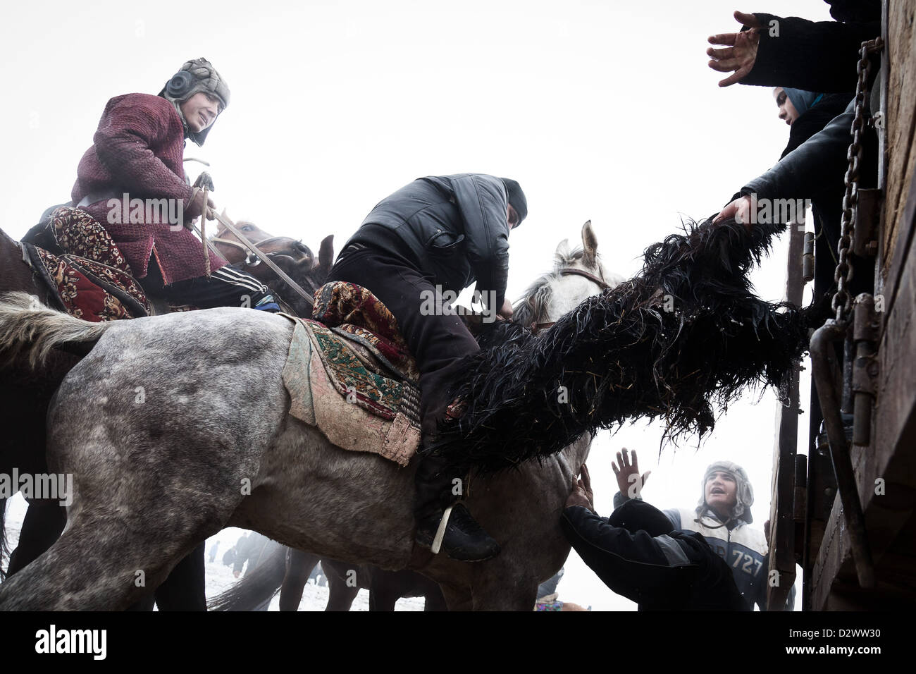 Eine frische Ziege ist während des Spiels in Jirganak, zentralen Tadschikistan Buzkashi übergeben Stockfoto