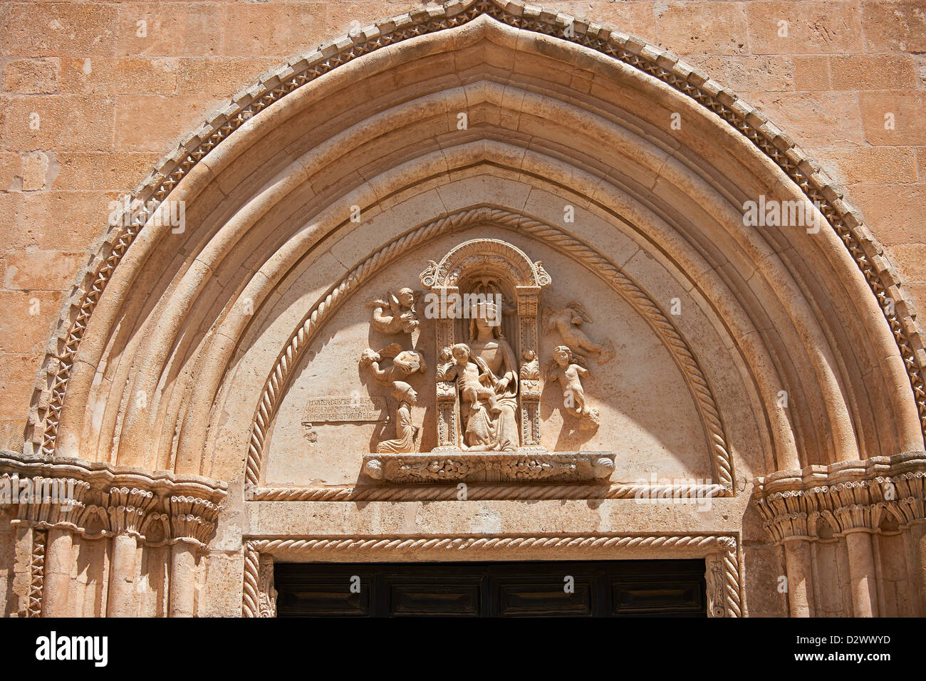 Der italienischen Gotik mittelalterlichen Relief-Skulpturen der Madonna & Kindes, Ostuni Stockfoto