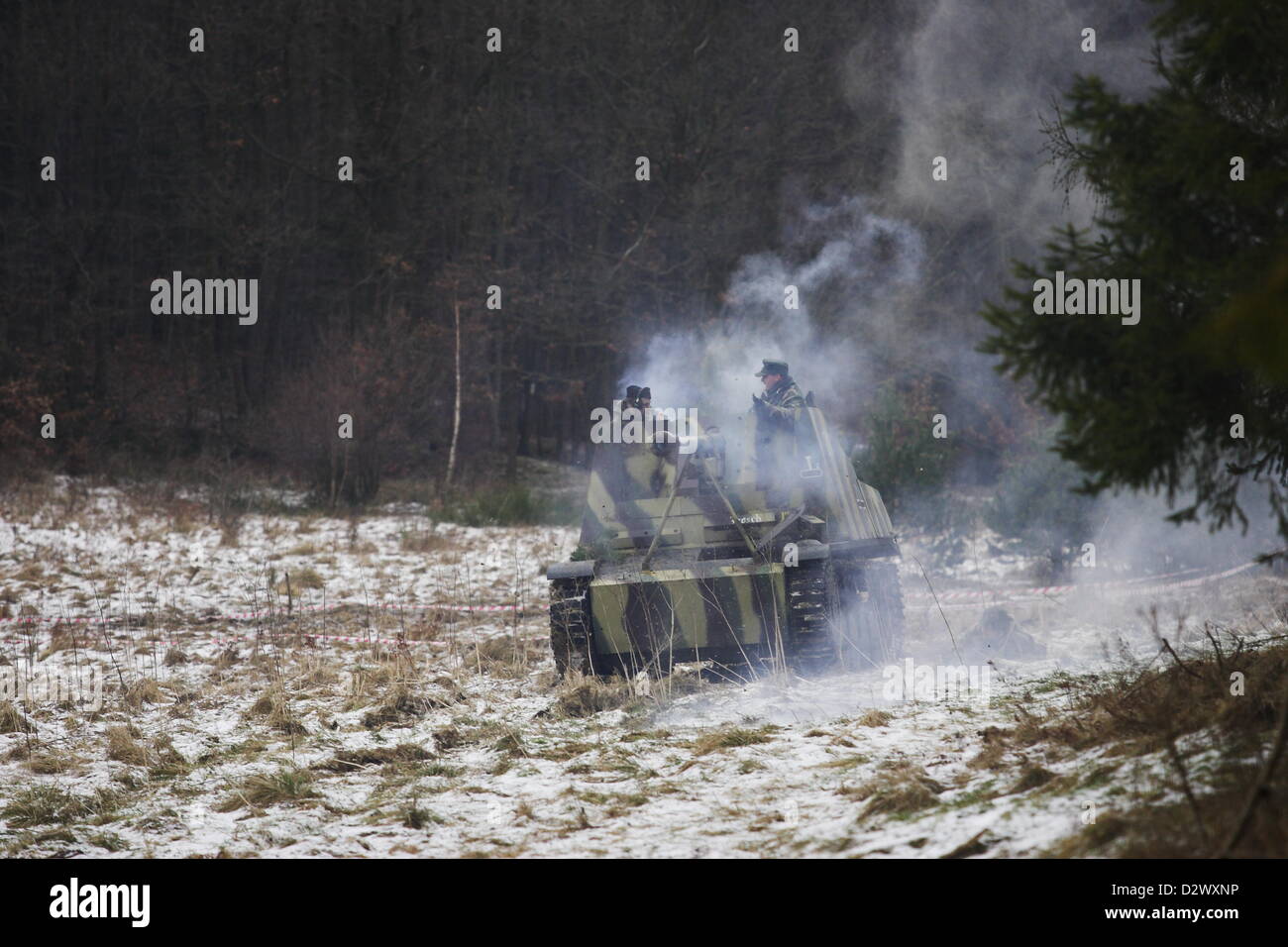 Gdynia, Polen 3. Februar 2012 die Weltkrieg Schlacht der Ausbuchtung auch bekannt als die Ardennen Gegenoffensive Nachstellung im Wald in der Nähe von Gdynia. Stockfoto