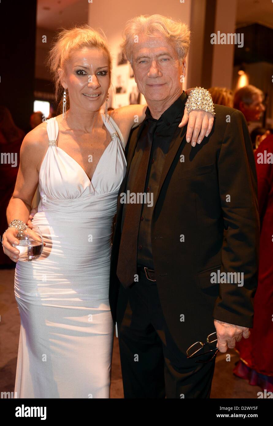 Deutsche Schauspieler Juergen Prochnow (R) und seine Frau Birgit Stein besuchen die Partei der 48. Goldene Kamera Award in Berlin, Deutschland, 2. Februar 2013. Die Auszeichnung honoriert herausragende Leistungen in Fernsehen, Film und Entertainment. Foto: Britta Pedersen/Dpa/Alamy Live News Stockfoto