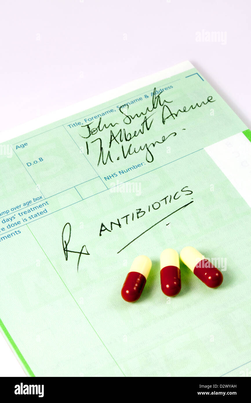 Eine NHS-Rezept für Antibiotika, mit Antibiotika Medikament Medizin, England UK Stockfoto