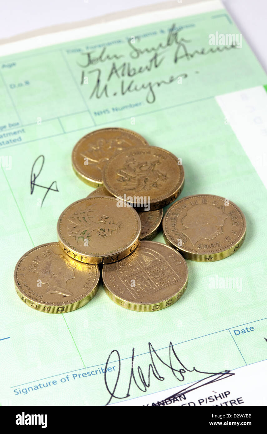 Pfund-Münzen auf einem Rezept Pad - Konzept Bild Rezept Kosten in den NHS, UK Stockfoto