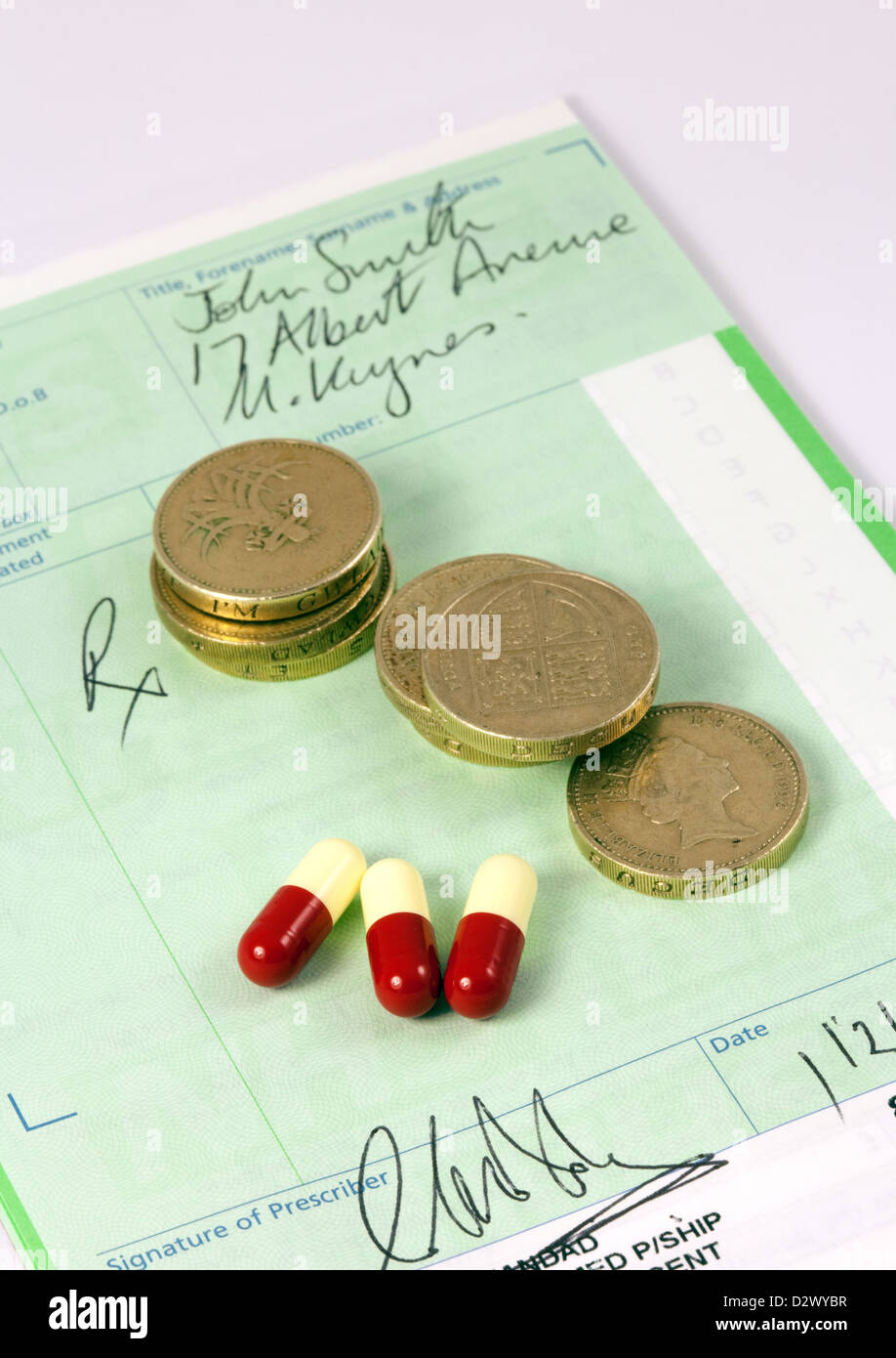 NHS-Rezept mit Pfund-Münzen und Medikamenten zur Veranschaulichung des Konzepts der Kosten für verschreibungspflichtige Arzneimittel, UK Stockfoto