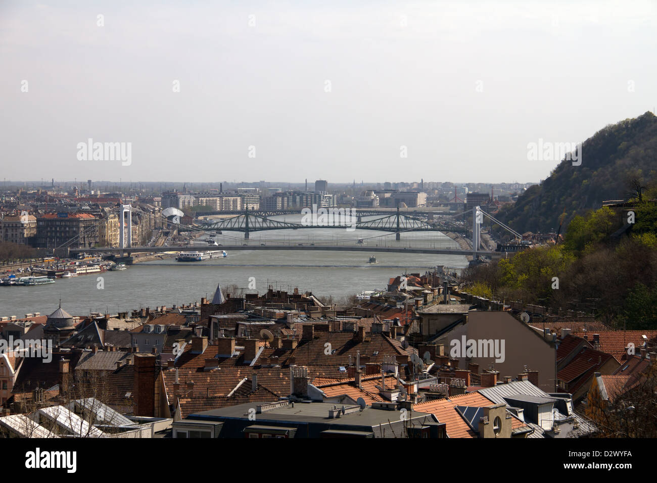 Budapest Ungarn Blick von Buda-Seite mit den Gellertberg auf das Recht und die Pestseite auf der linken Seite durch die Donau getrennt Stockfoto