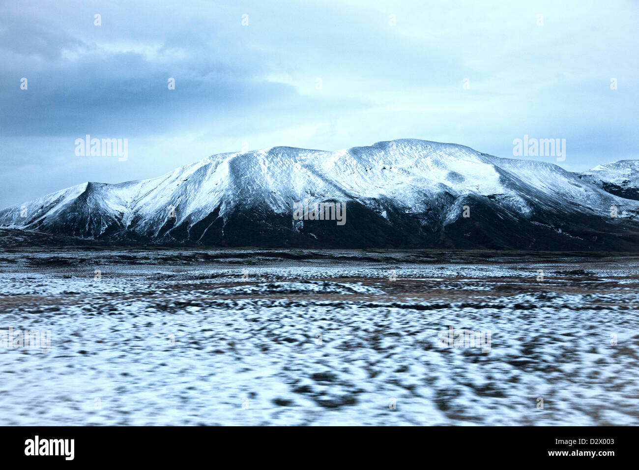 Landschaft der blau gefärbte schneebedeckten Berge in der Dämmerung auf einer Rückreise von Thingvellir Nationalpark in Island Stockfoto