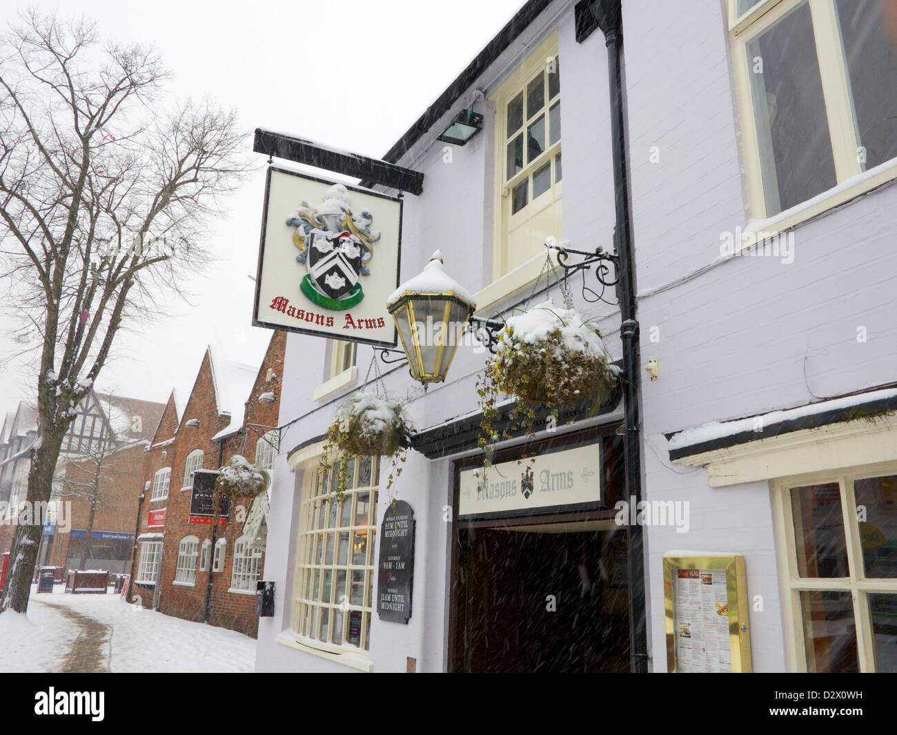 Masons Arms Pub, Solihull High Street, West Midlands, Schnee, winter 2013 Stockfoto