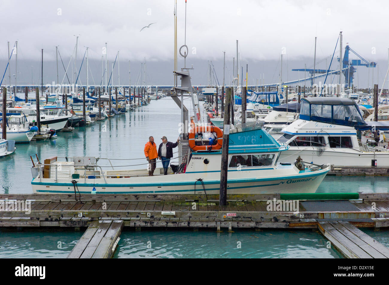 Charta und kommerziellen Fischerboote im Hafen, Seward, Alaska, USA Stockfoto