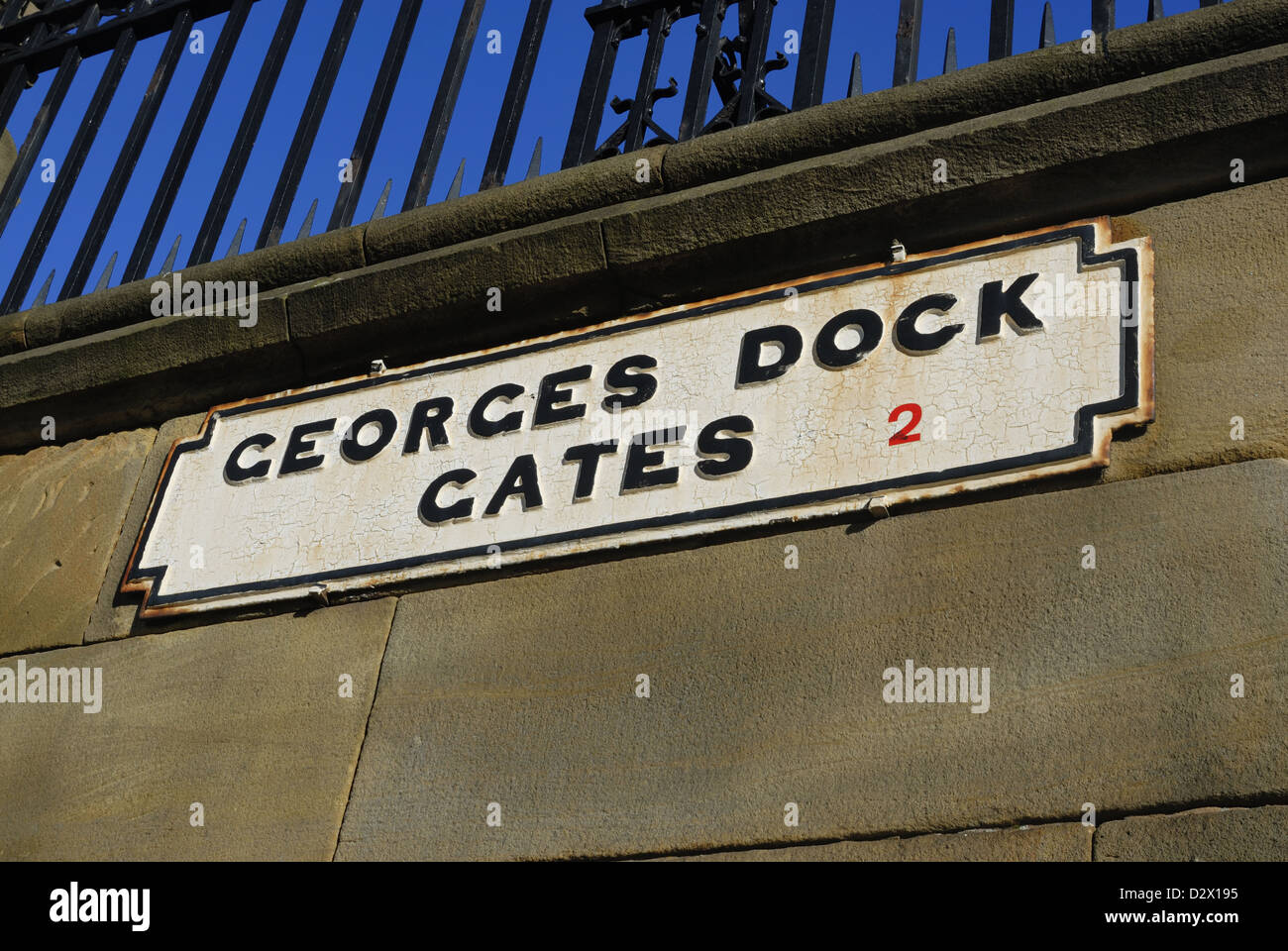 Georges Dock Gates auf dem Strang, angrenzend an die Seamens Chuch of St. Nicholas Liverpool Sign. Stockfoto