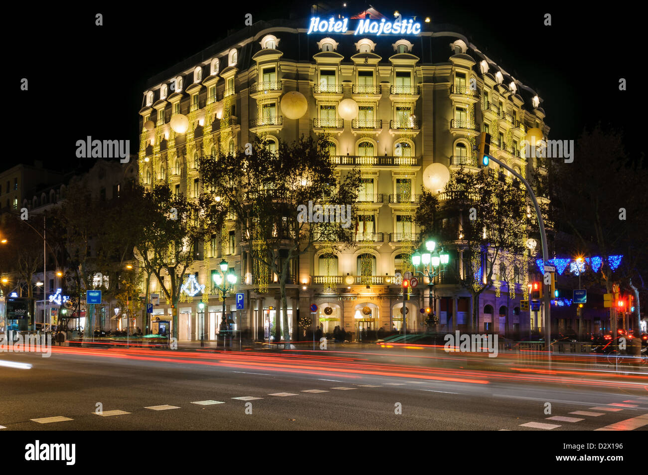 Nachtansicht des modernistischen Fassade Hotel Majestic in Passeig de Gracia, Barcelona, Spanien. Auto-Spuren sind sichtbar. Stockfoto