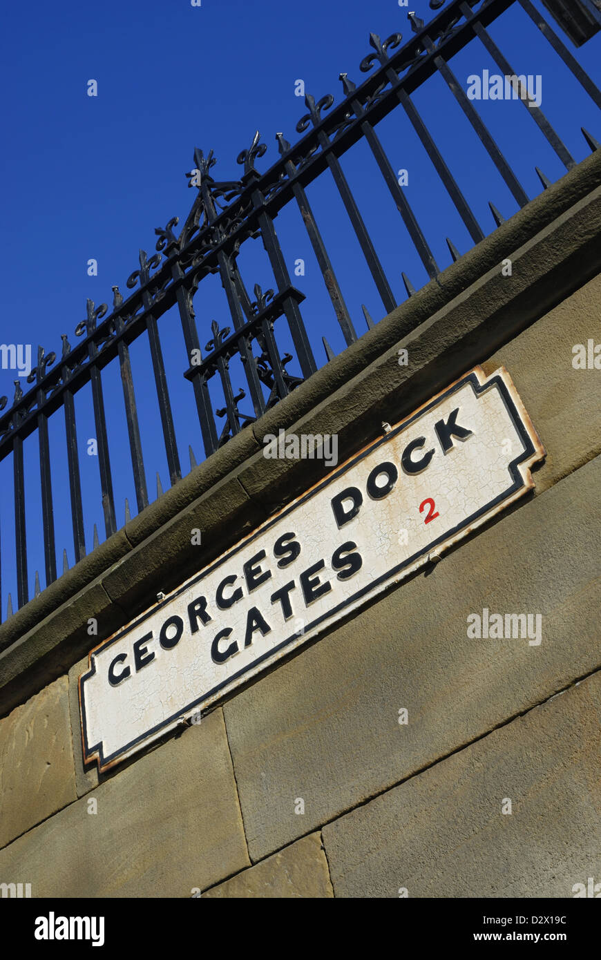 Georges Dock Gates auf dem Strang, angrenzend an die Seamens Chuch of St. Nicholas Liverpool Sign. Stockfoto