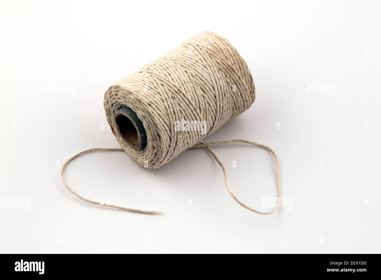 Kugel der Schnur oder Zwirn auf einem weißen Hintergrund Stockfoto
