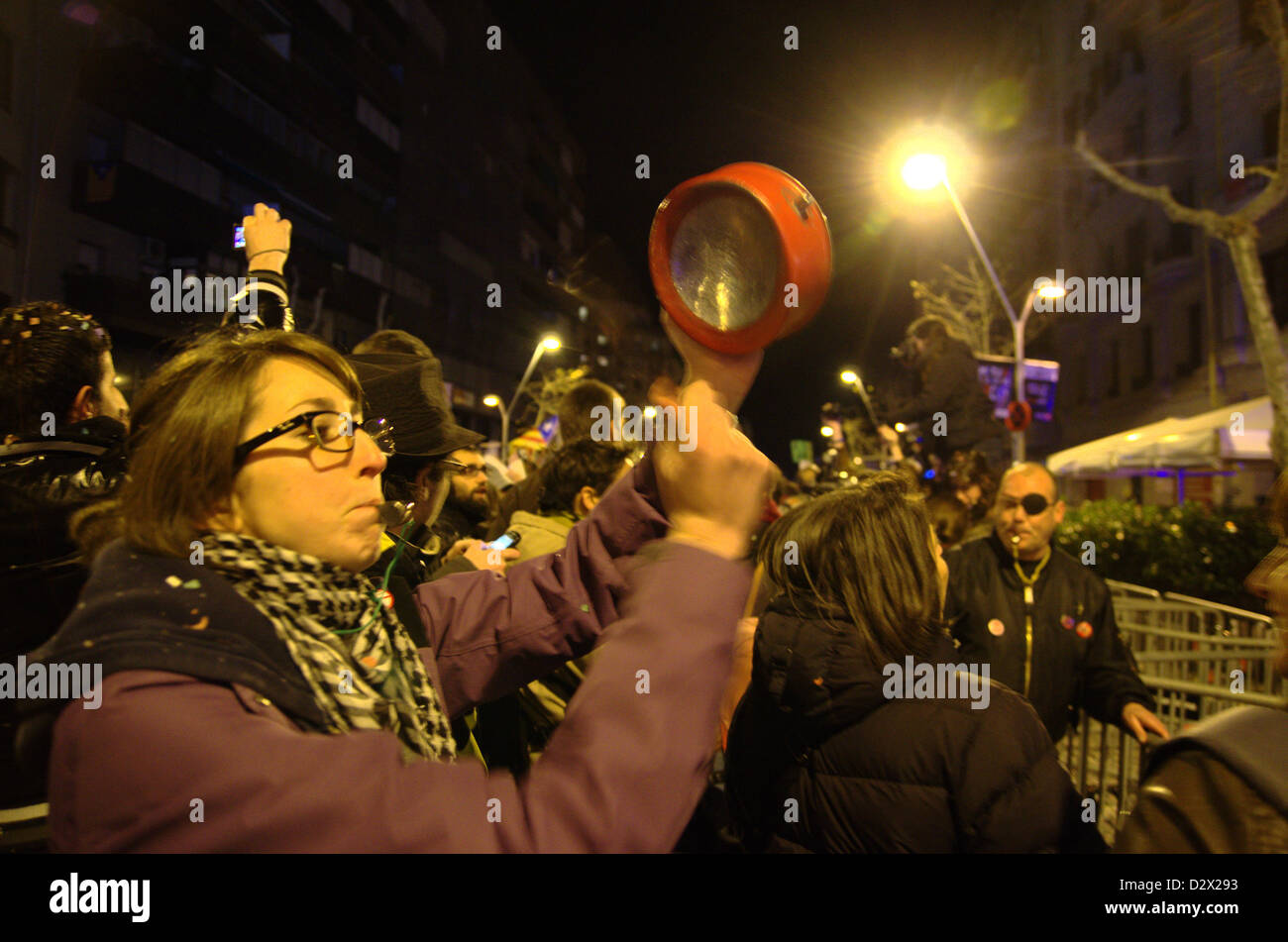 Demonstration der "Indignados" die Nacht des 2. Februart gegen geheime Boni in den spanischen Feldversuchs und Korruption. Die Demonstration endete vor der Partido Popular in Barcelona. Stockfoto