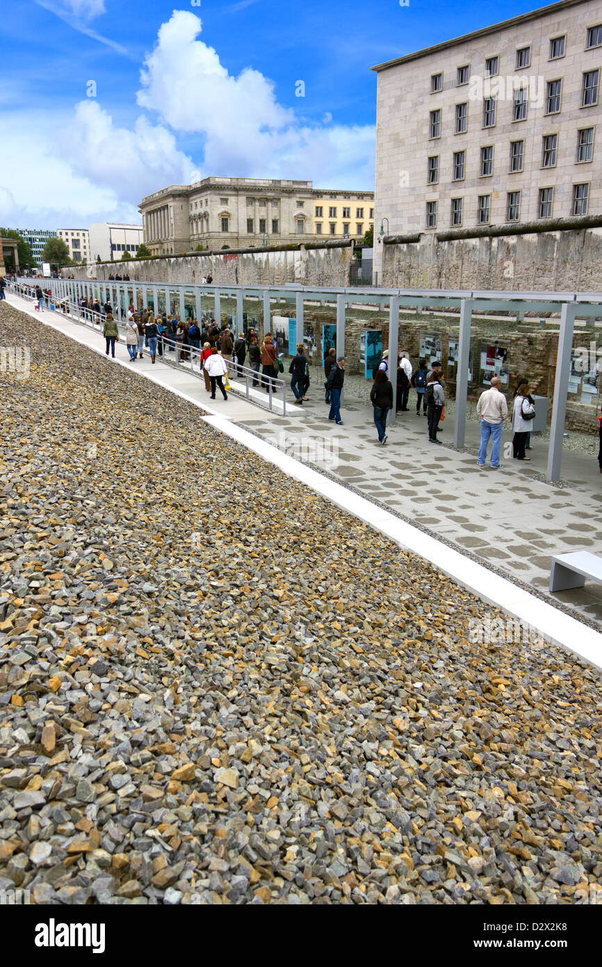 Touristen strömen, um die Reste der Berliner Mauer mit Foto-Ausstellung zu sehen. Stockfoto