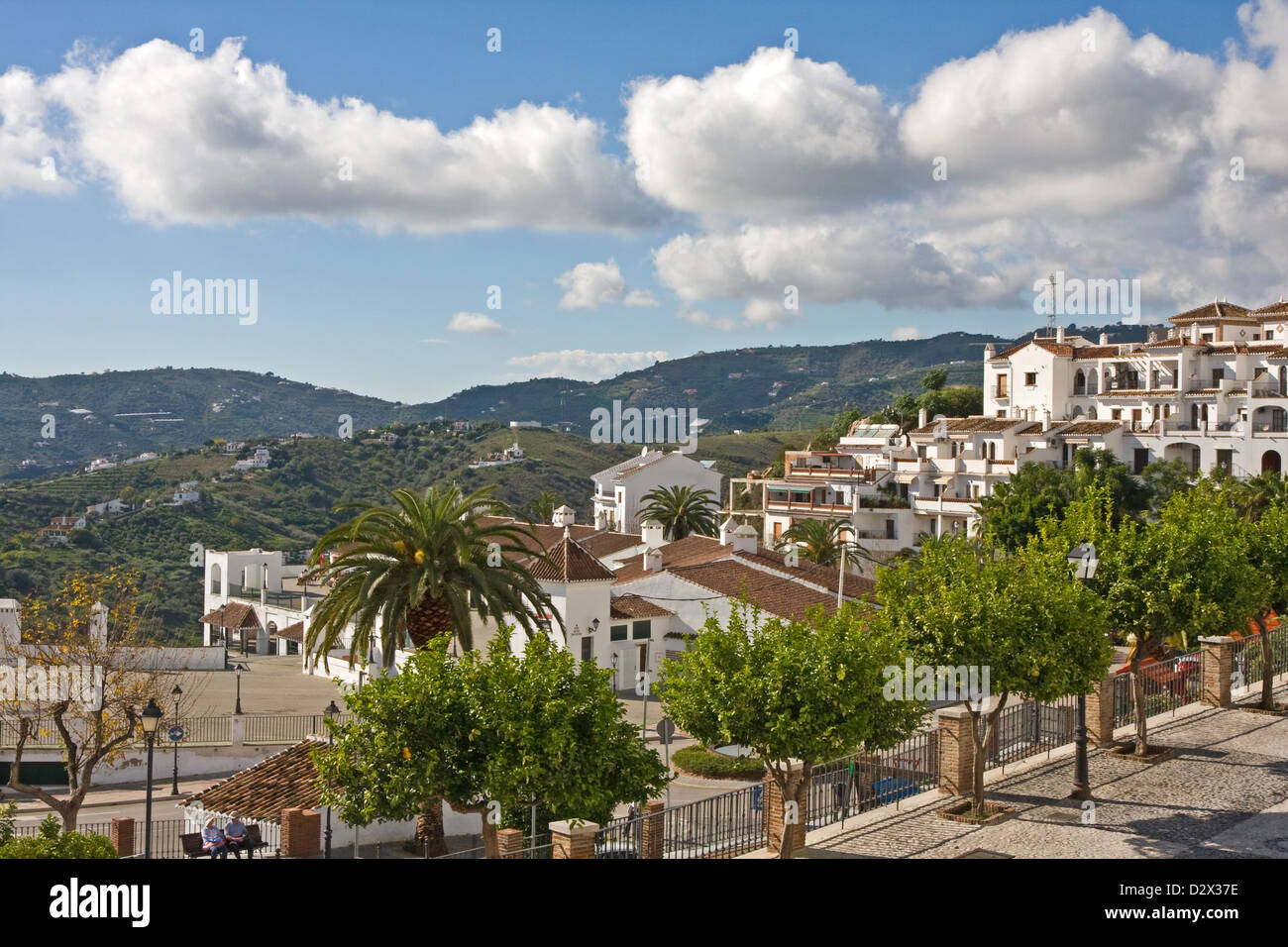 Blick auf Marktplatz und Dorf Frigiliana, Nerja, Andalusien, Spanien Stockfoto