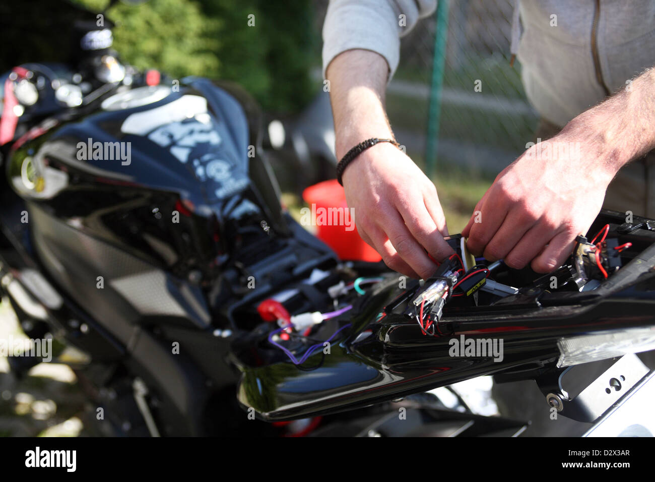Berlin, Deutschland, ein Mann auf einem Motorrad Stockfoto