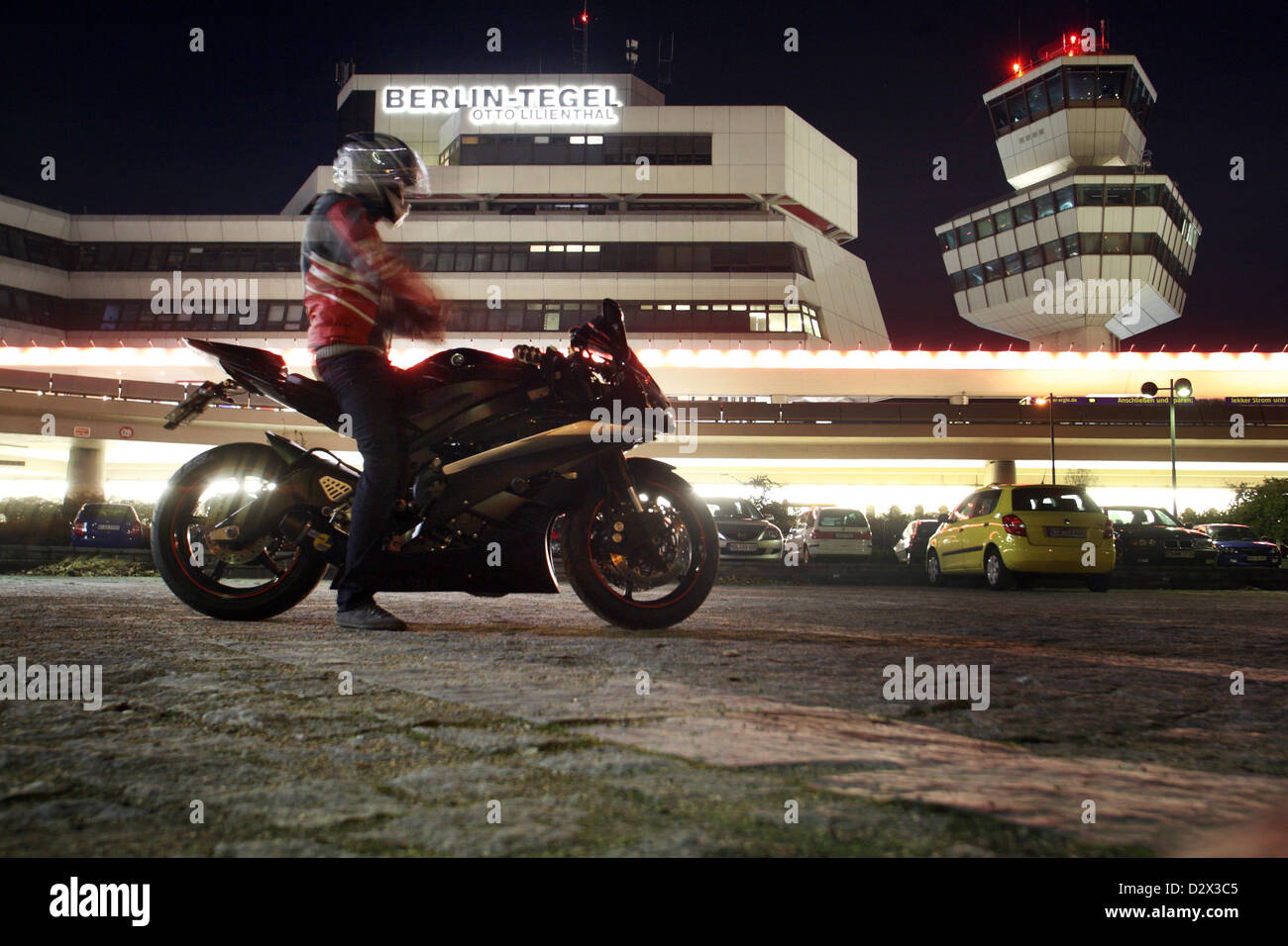 Berlin, Deutschland, mit seiner Yamaha R6 Motorradfahrer vor den Flughafen Tegel Stockfoto