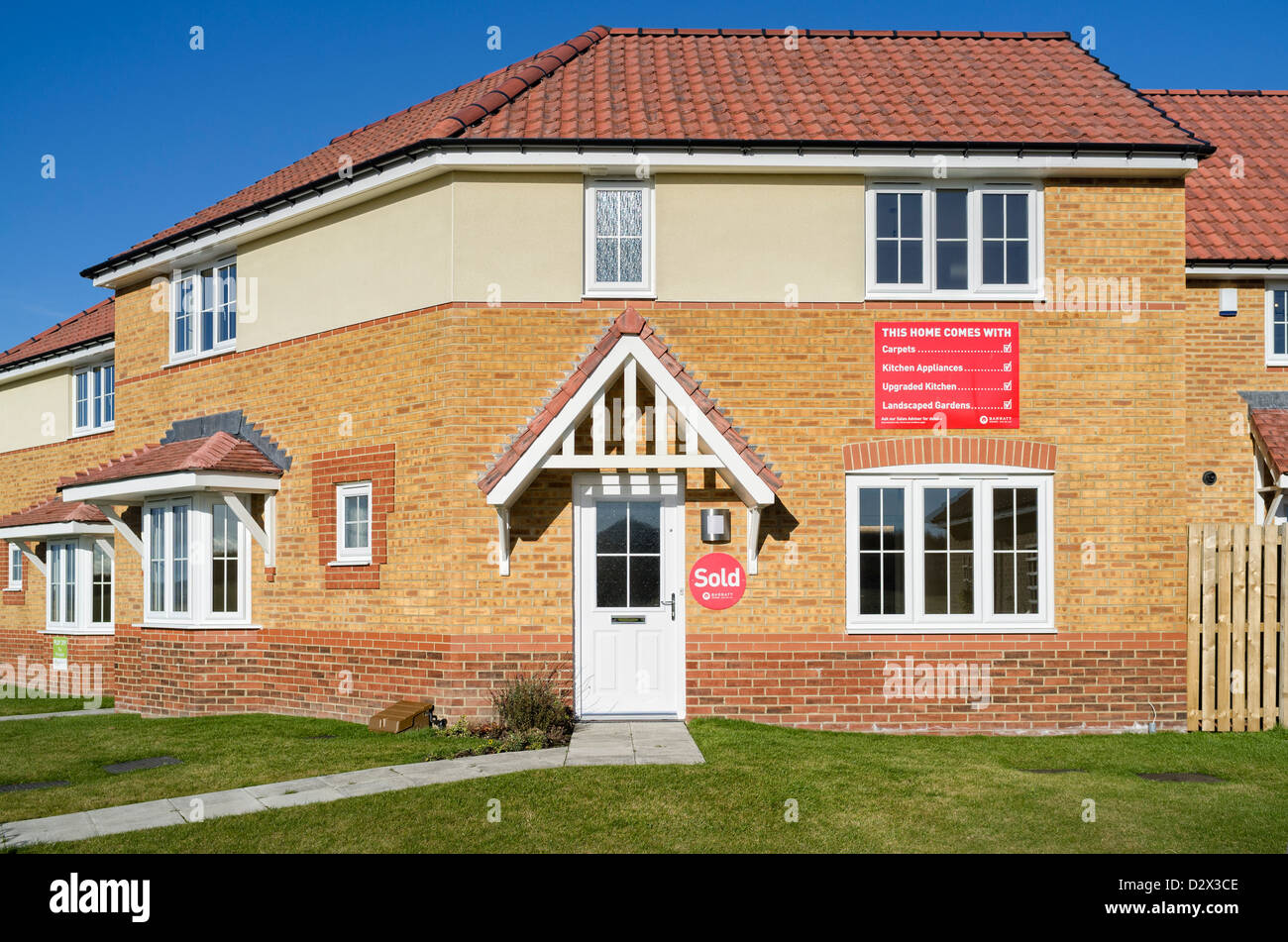 Ein neu gebautes Barratt-Haus mit einem Schild verkauft Stockfoto