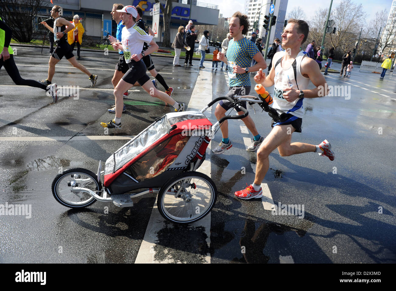 Berlin, Deutschland, ein Vater mit Kinderwagen an der 30. Berliner Halbmarathon Stockfoto