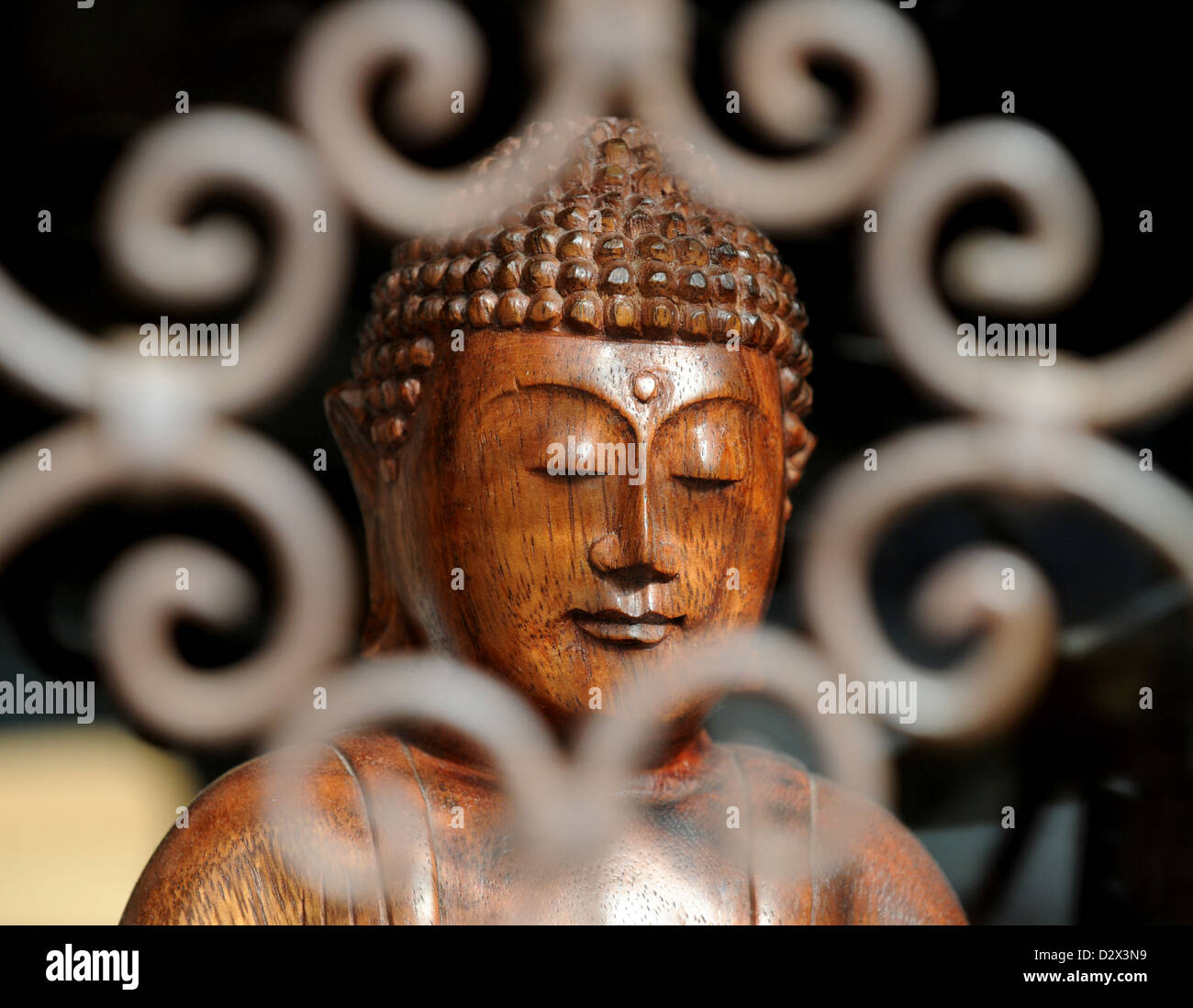 Berlin, Deutschland, hölzerne Buddha-Statue im Fenster ein Business on Stockfoto