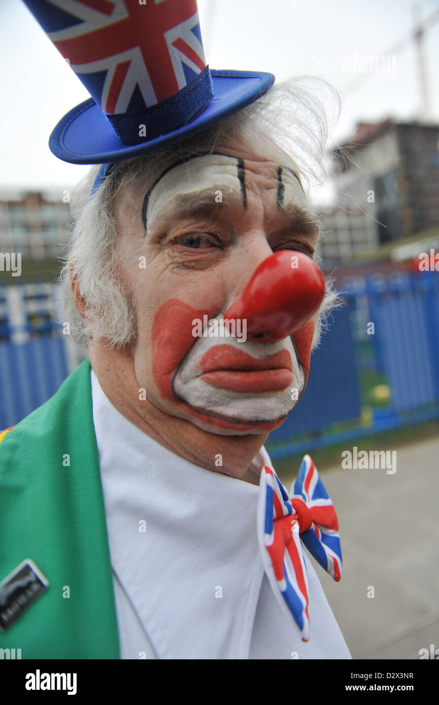 Dalston, London, UK. 3. Februar 2013. Ein Clown außerhalb der Holy Trinity Church. Die jährliche Clown-Gottesdienst zu Ehren der "König der Clowns" Joseph Grimaldi. Die Trauerfeier ist in seinem 67. Jahr findet am Holy Trinity Church in Dalston, East London. Stockfoto