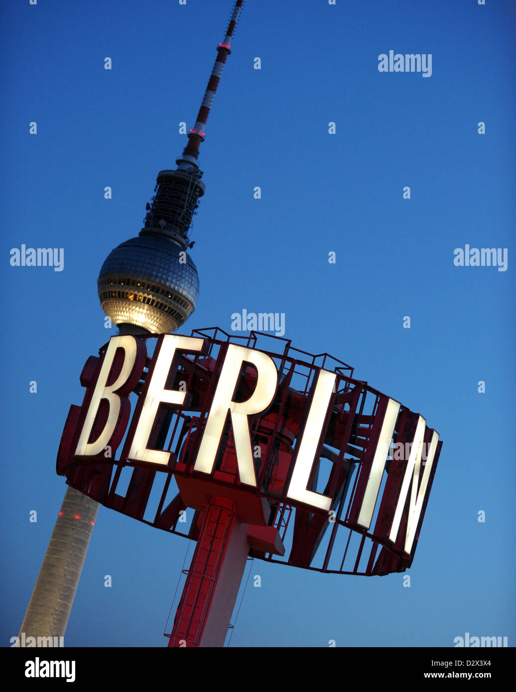 Berlin, Deutschland, Leuchtreklame mit dem Wort Berlin TV tower im Hintergrund d Stockfoto