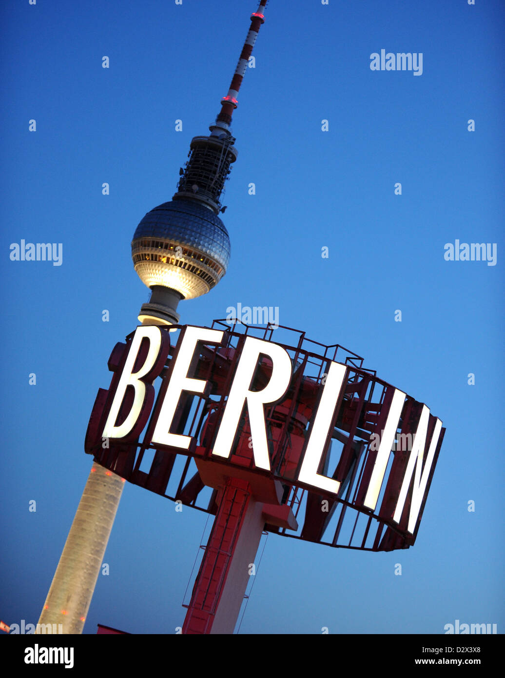 Berlin, Deutschland, Leuchtreklame mit dem Wort Berlin TV tower im Hintergrund d Stockfoto