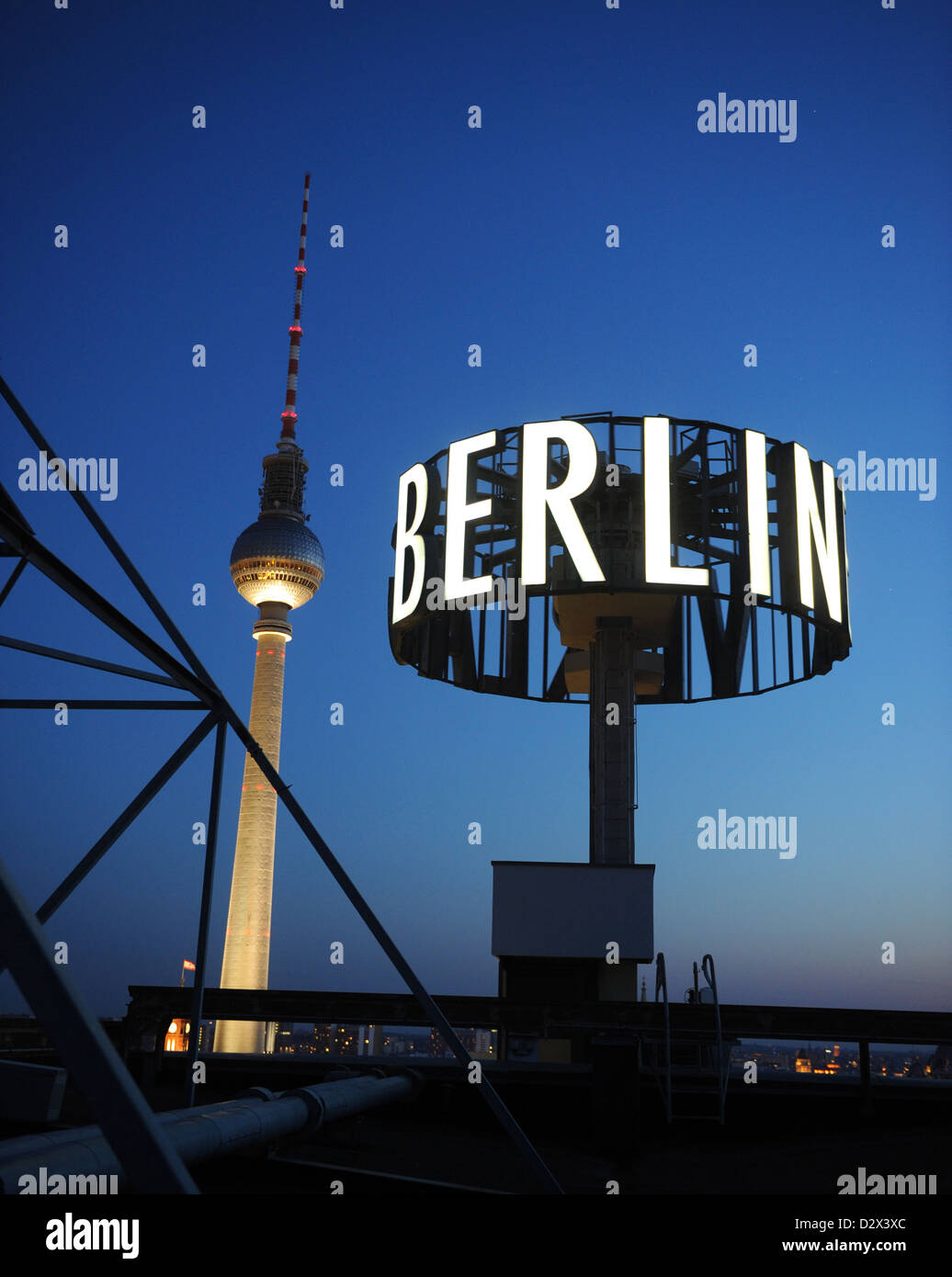 Berlin, Deutschland, Leuchtreklame mit dem Wort Berlin TV tower im Hintergrund d Stockfoto