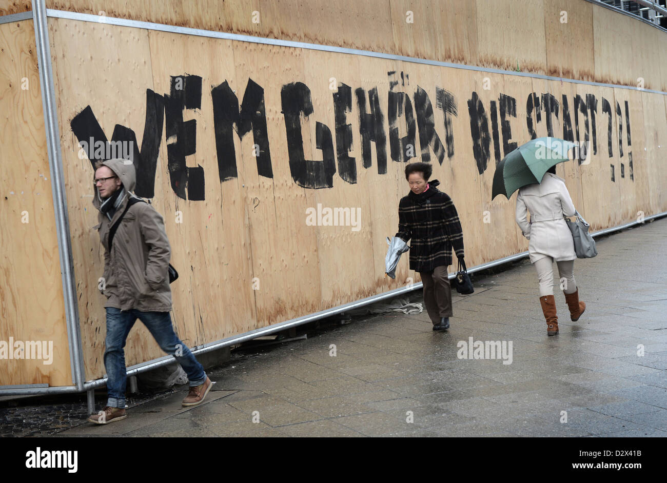 Berlin, Deutschland, ein Graffiti ein Bauzaun: Wem gehört die Stadt? Stockfoto