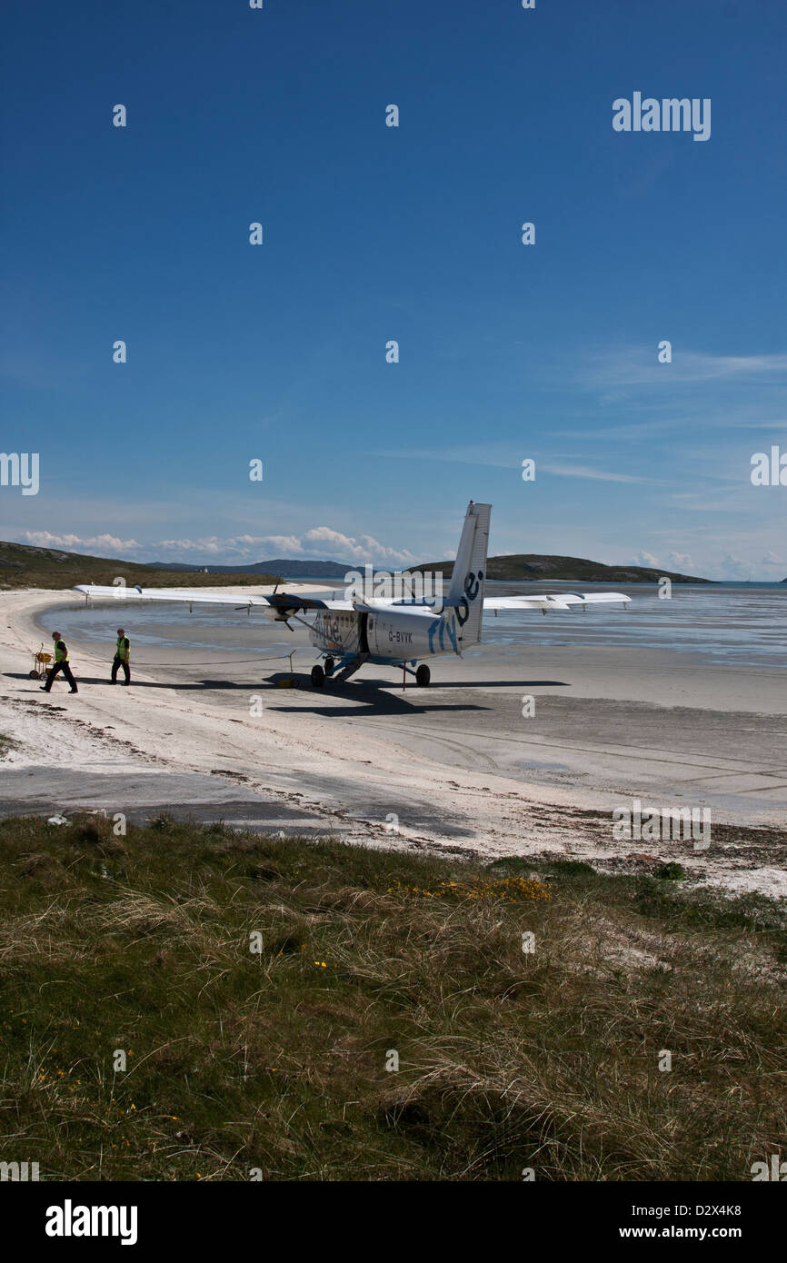 Insel Barra, äußeren Hebriden, Western Isles, Schottland eine Flugzeugbeladung Passagiere am Flughafen einzigartige Strand bei Eiolgarry Stockfoto