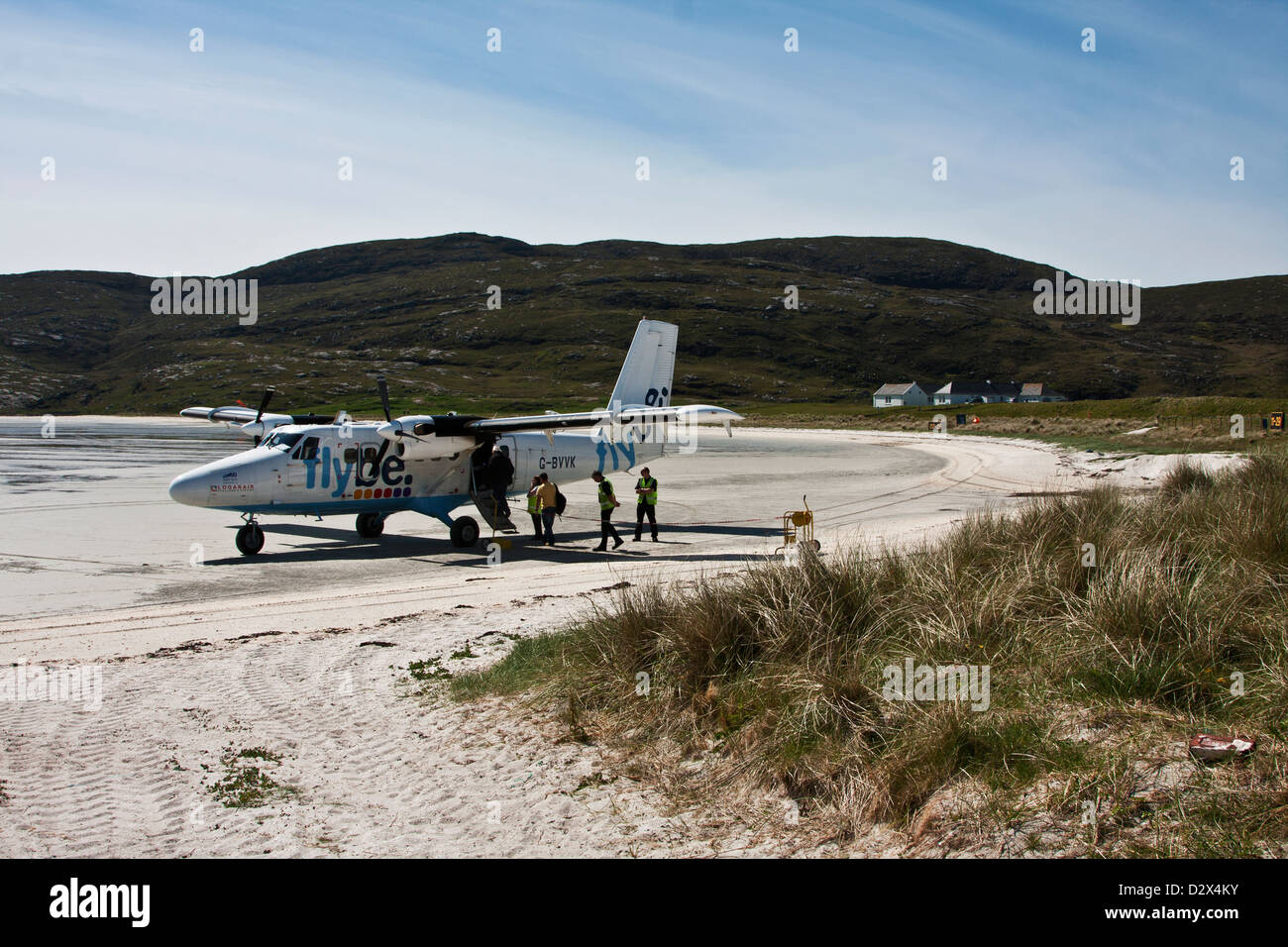 Insel Barra, äußeren Hebriden, Western Isles, Schottland eine Flugzeugbeladung Passagiere am Flughafen einzigartige Strand bei Eiolgarry Stockfoto